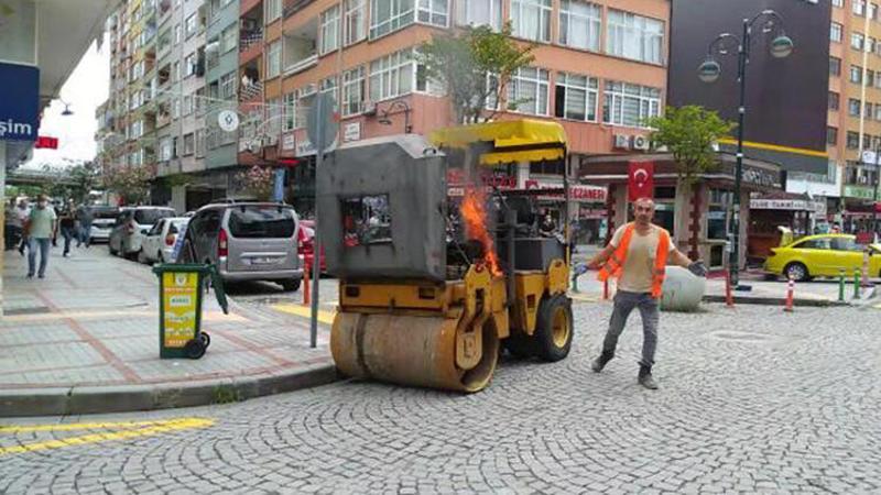 İş makinesi alev aldı, operatör yardım etmeyen sürücülere tepki gösterdi