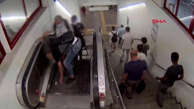 Yürüyen merdivenlerde hırsızlık anı kamerada