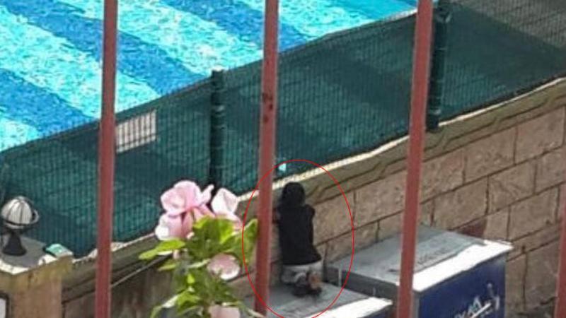 Görüntüleri yürek burkmuştu... Havuzdaki çocukları izleyen çocuk, kardeşleriyle havuza götürüldü