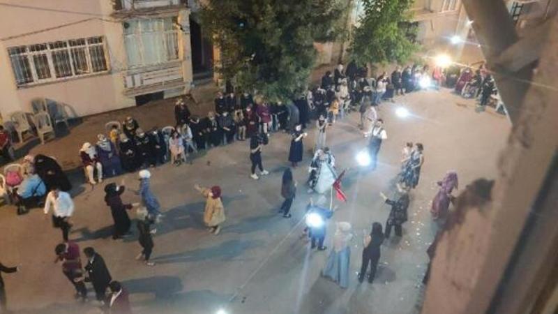 Sokak ortasında sosyal mesafesiz ve maskesiz kına gecesi