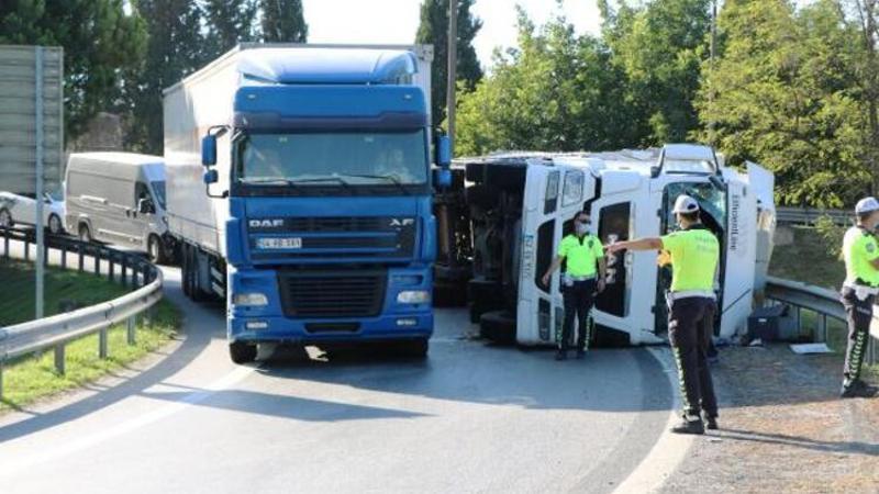 Adapazarı'nda sac yüklü TIR devrildi