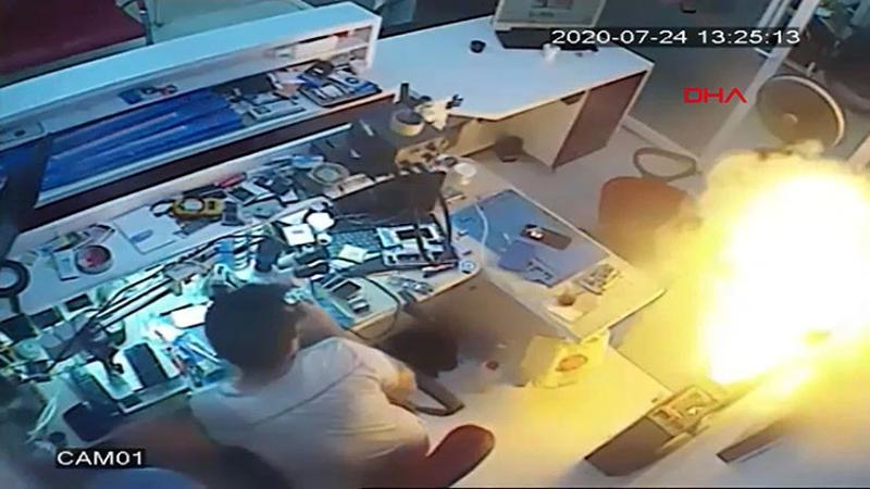 Cep telefonu bomba gibi patladı! Tamirci ölümden döndü