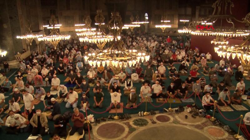 Ayasofya Camii'nde 86 yıl sonra ilk 'sabah namazı'