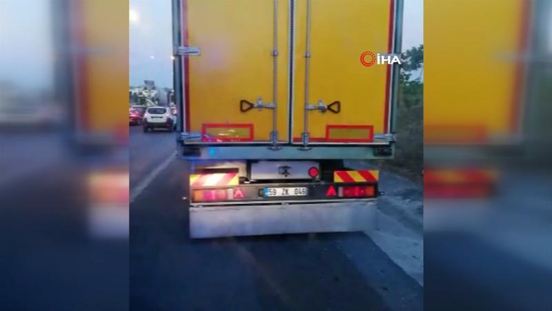 Ambulansın emniyet şeridini işgal eden sürücülerle imtihanı