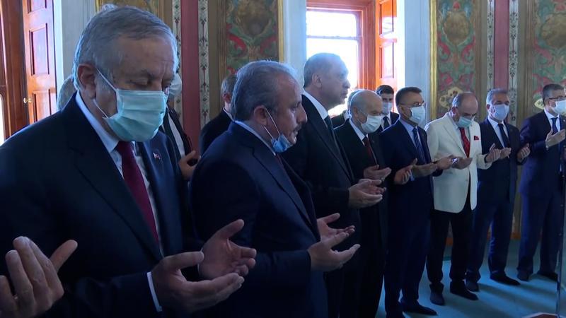Fatih'in türbesinde duayı Meclis Başkanı Şentop okudu