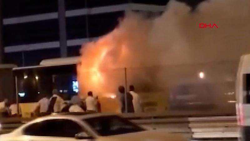 Cennet Mahallesi durağında metrobüs aracında yangın çıktı