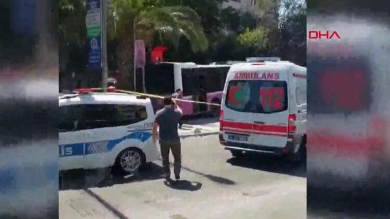 Son dakika haber... Kadıköy'de otobüs iş yerine daldı: Olay yeri ilk görüntüler
