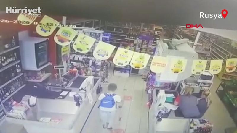 Rusya'da süpermarkete dalan cip, çocuğa böyle çarptı