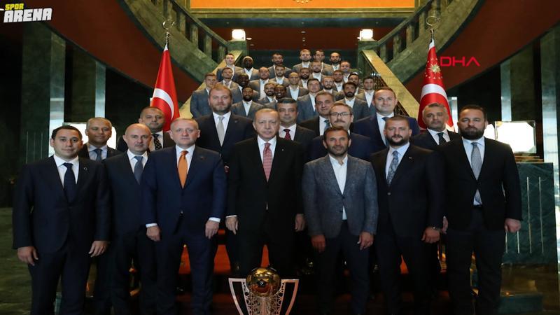 Son Dakika | Cumhurbaşkanı Recep Tayyip Erdoğan, Süper Lig şampiyonu Başakşehir'i kabul etti