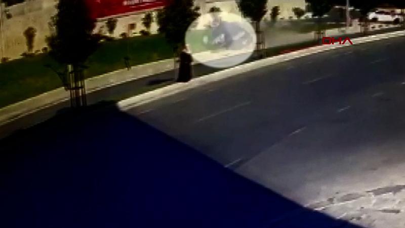 Sultangazi'de sürücünün takla atan otomobilden fırladığı anlar kamerada