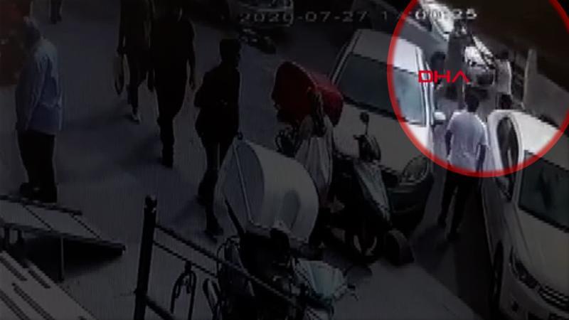 Sultangazi'de feci olay! Sokak ortasında babasını sopayla dövdü
