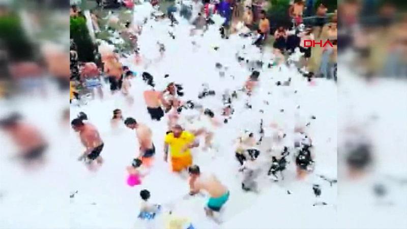 Plajda köpüklü parti ve horonlu eğlenceye ceza