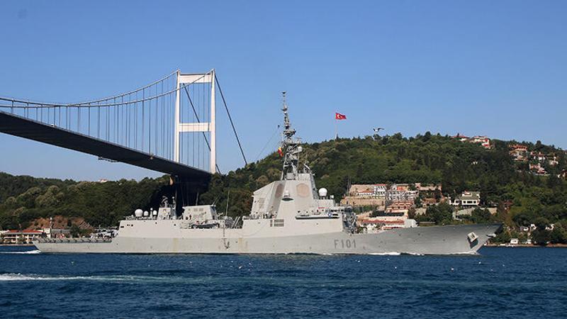 NATO tatbikatinden dönen savaş gemileri İstanbul Boğazı'ndan geçti