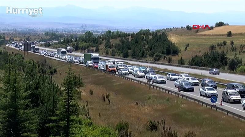 Bolu'nun Gerede ilçesi Karadeniz bağlantılı yolunda bayram trafiği