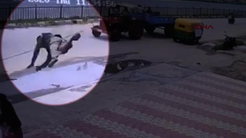 Hindistan'da ilginç kaza! Yoldan geçen bir kadının üzerine uçtu