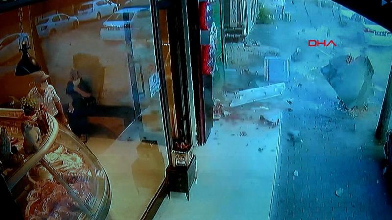 Küçükçekmece'de bir dairenin balkonu çöktü! O anlar kamerada