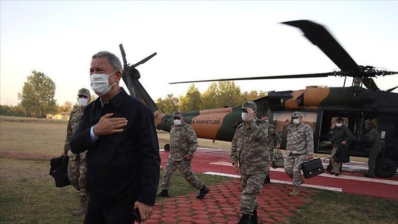 Bakan Akar ve komuta kademesi, sınırlarındaki birlikleri denetledi