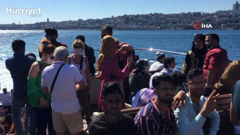 Şehir hatları vapurunda sosyal mesafe hiçe sayıldı