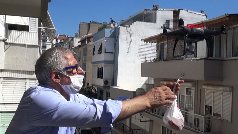 Sosyal mesafeye dikkat çekmek için kurban etini dronla gönderdi