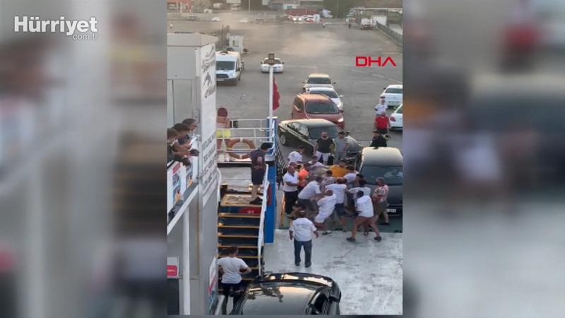 Arabalı feribotta sıra kavgası kamerada