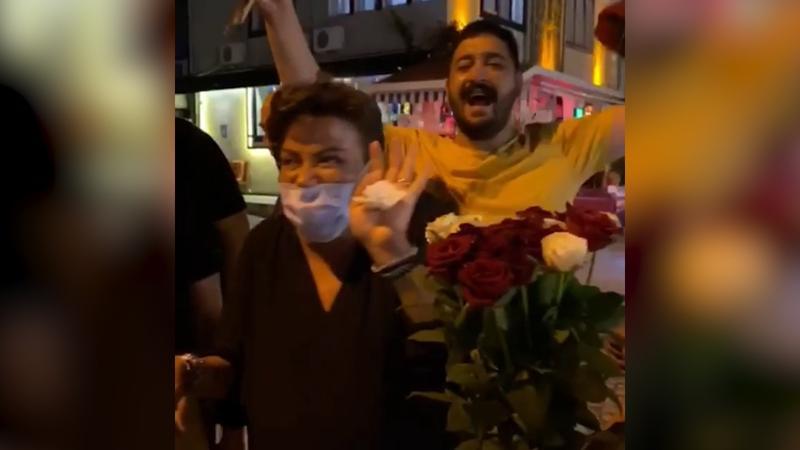 Fatih Ürek’e Alaçatı’da çiçekçiler ve sokak çalgıcılarından ‘Hadi Hadi’ şov...