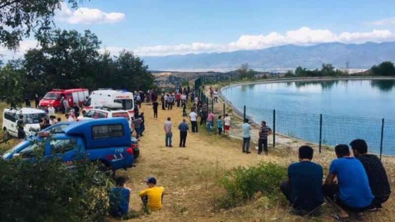 Serinlemek için gölete giren 2 genç boğuldu