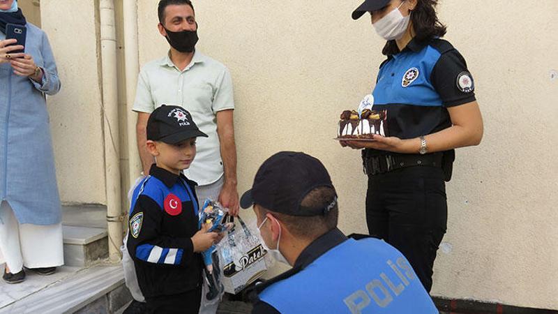 Küçük çocuğa olmak istediği meslekten sürpriz doğum günü kutlaması