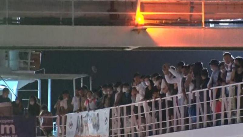 Arabalı yolcu feribotu arızalandı, yüzlerce yolcu mahsur kaldı