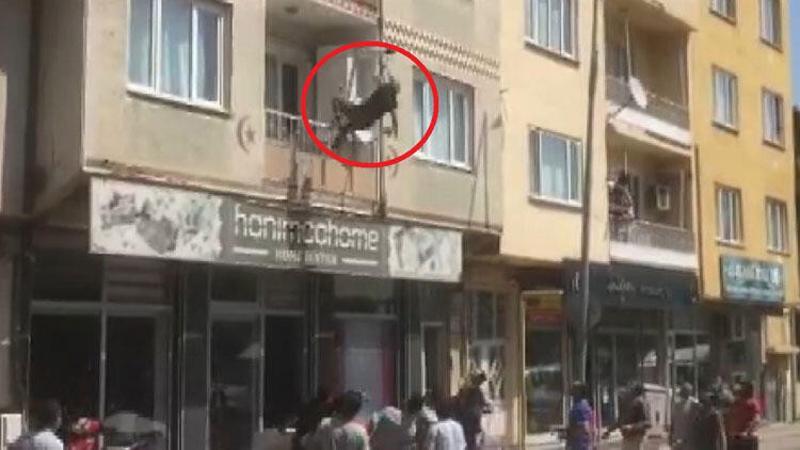 Balkondan atlayan kadın, çevredekilerin kaldırıma koyduğu yatağa düştü