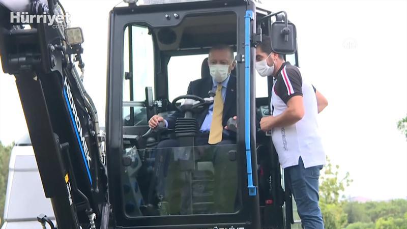 Cumhurbaşkanı Erdoğan, yerli elektrikli ekskavatörü kullandı
