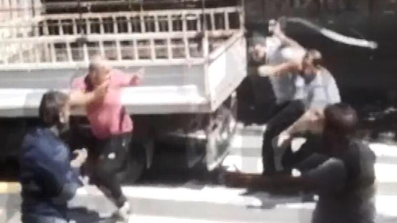 Küçükçekmece'de sopalı bıçaklı kavga anları kamerada