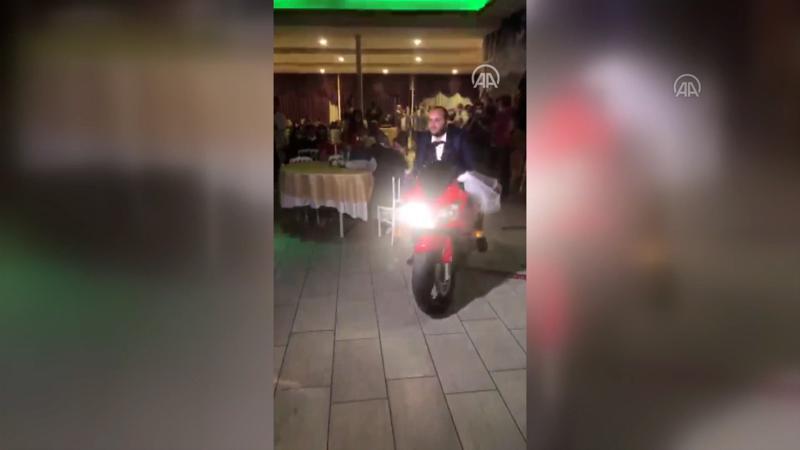 Damat düğün salonuna motosikletle giriş yaptı
