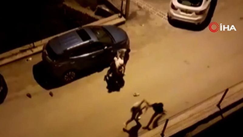 Sokak ortasında tekme-tokat kavga kamerada