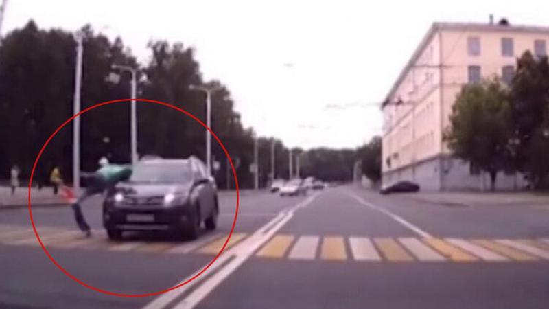 Sürücü dehşeti! Hamile kadınla çocuğuna çarptı