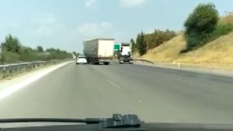 Mersin'de TIR şoförünün tehlikeli yolculuğu kamerada