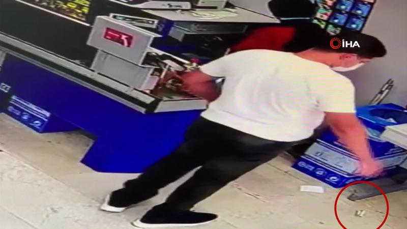 Yere düşen parayı önce ayağıyla gizledi sonra cebine attı! O anlar kamerada