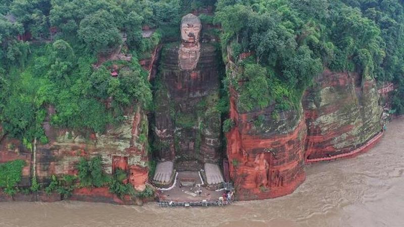 Çin'de sel suları dev Buda heykelinin ayaklarına ulaştı