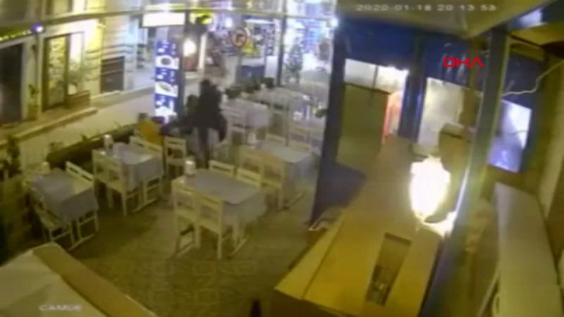 Muğla'da kadına uçan tekmeli saldırı anı kamerada