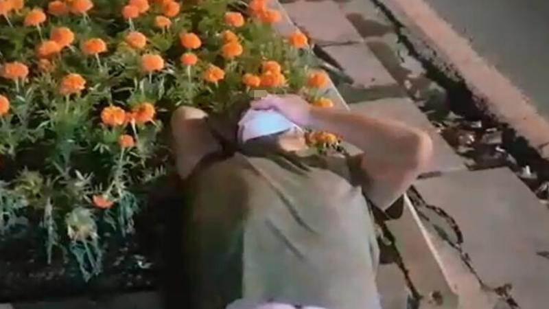 "Kalbim sağ tarafta, 112'yi çağırın" diyerek polise zor anlar yaşattı