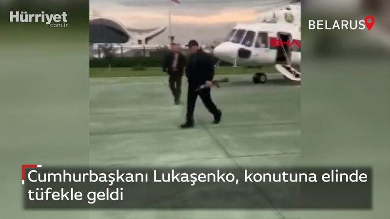 Cumhurbaşkanı Lukaşenko, konutuna elinde tüfekle geldi