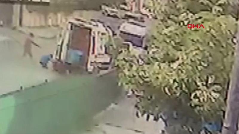 Son dakika haber... Pendik'te ambulans şoförüne silahlı saldırı kamerada