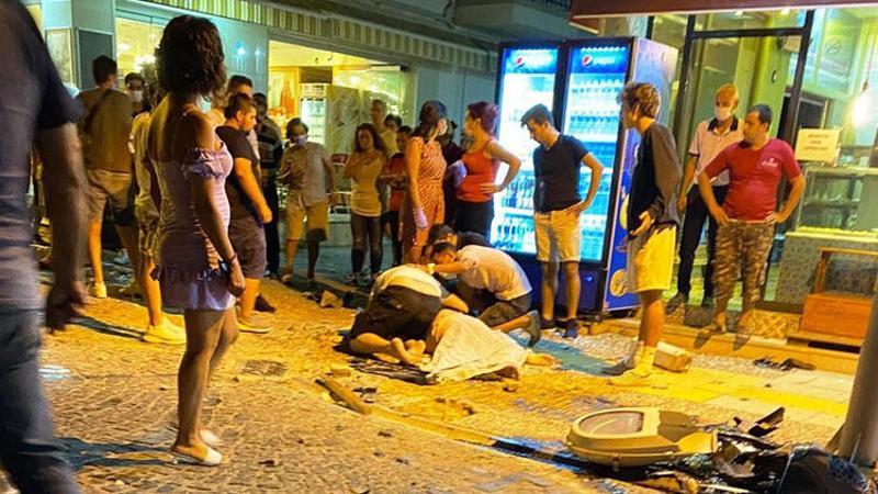 Datça'da kafe önündeki masada oturanlara otomobil çarptı