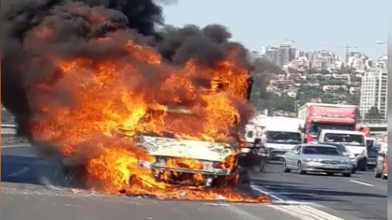 Bahçeşehir TEM'de otomobil alev alev yandı