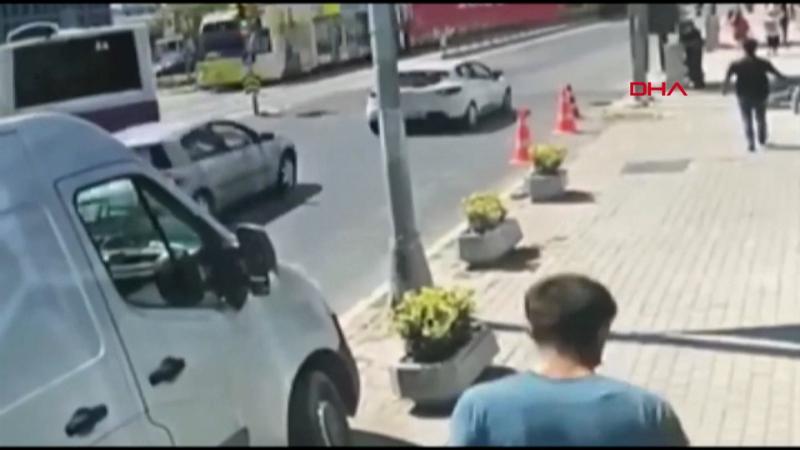 Tramvayla otobüsün çarpışma anı kamerada