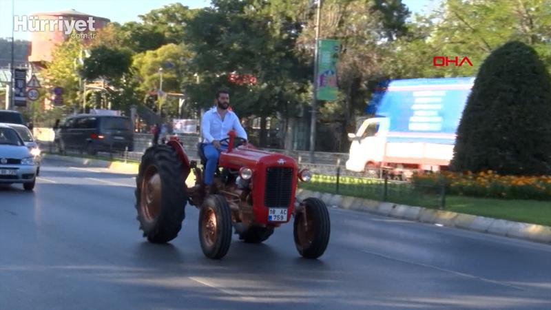 1964 model traktörle İstanbul'u turluyor