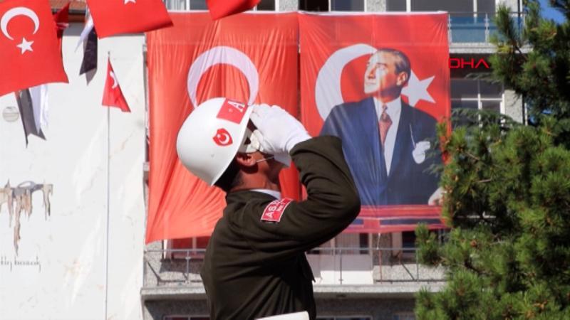 Yurt genelinde 30 Ağustos Zafer Bayramı sosyal mesafeye dikkat edilerek kutlandı