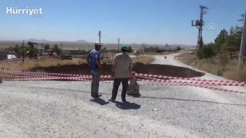 Konya'da yol ortasında obruk oluştu