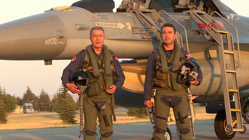 Bakan Akar, yeni uçuş eğitim yılını Ege'nin kuzeyine yaptığı özel uçuşla açtı