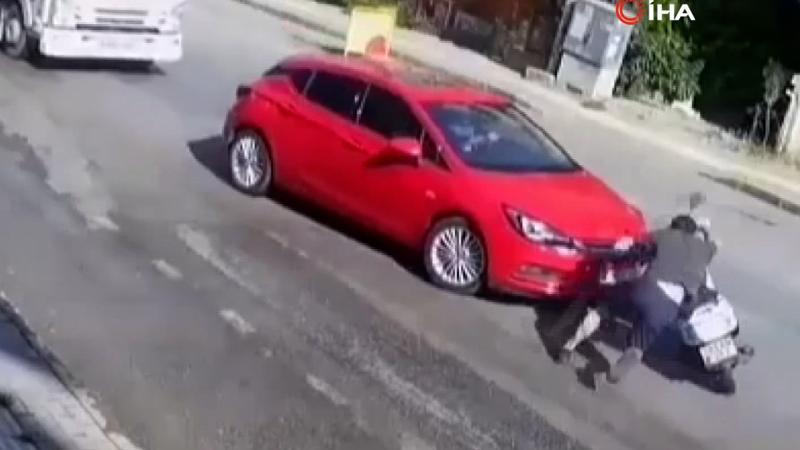 Kontrolden çıkan motosiklet önce sağ sola savruldu, daha sonra araca çarptı