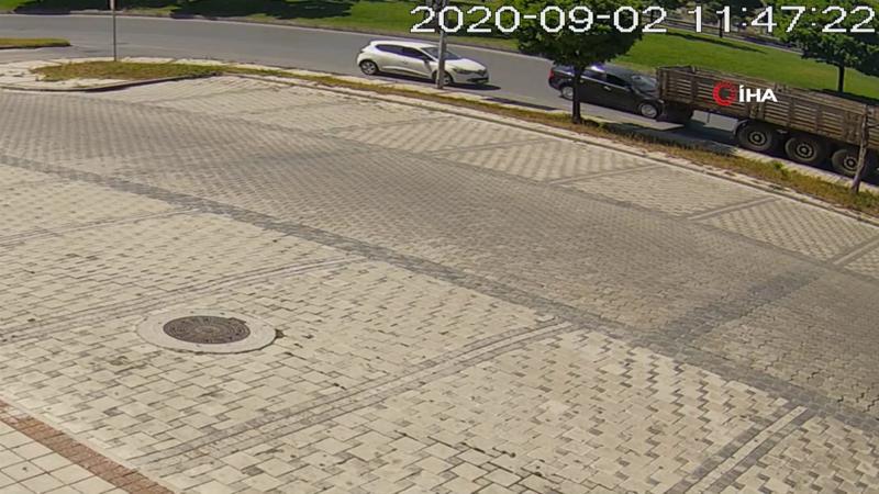 İstanbul'da feci kaza! Otomobil TIR'ın altına girdi